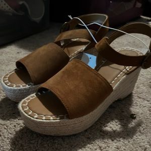 Universal thread wedge sandal